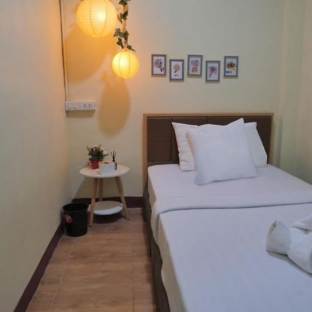 Ez Sleep @ Ratchada 19 Hostel Bangkok Luaran gambar