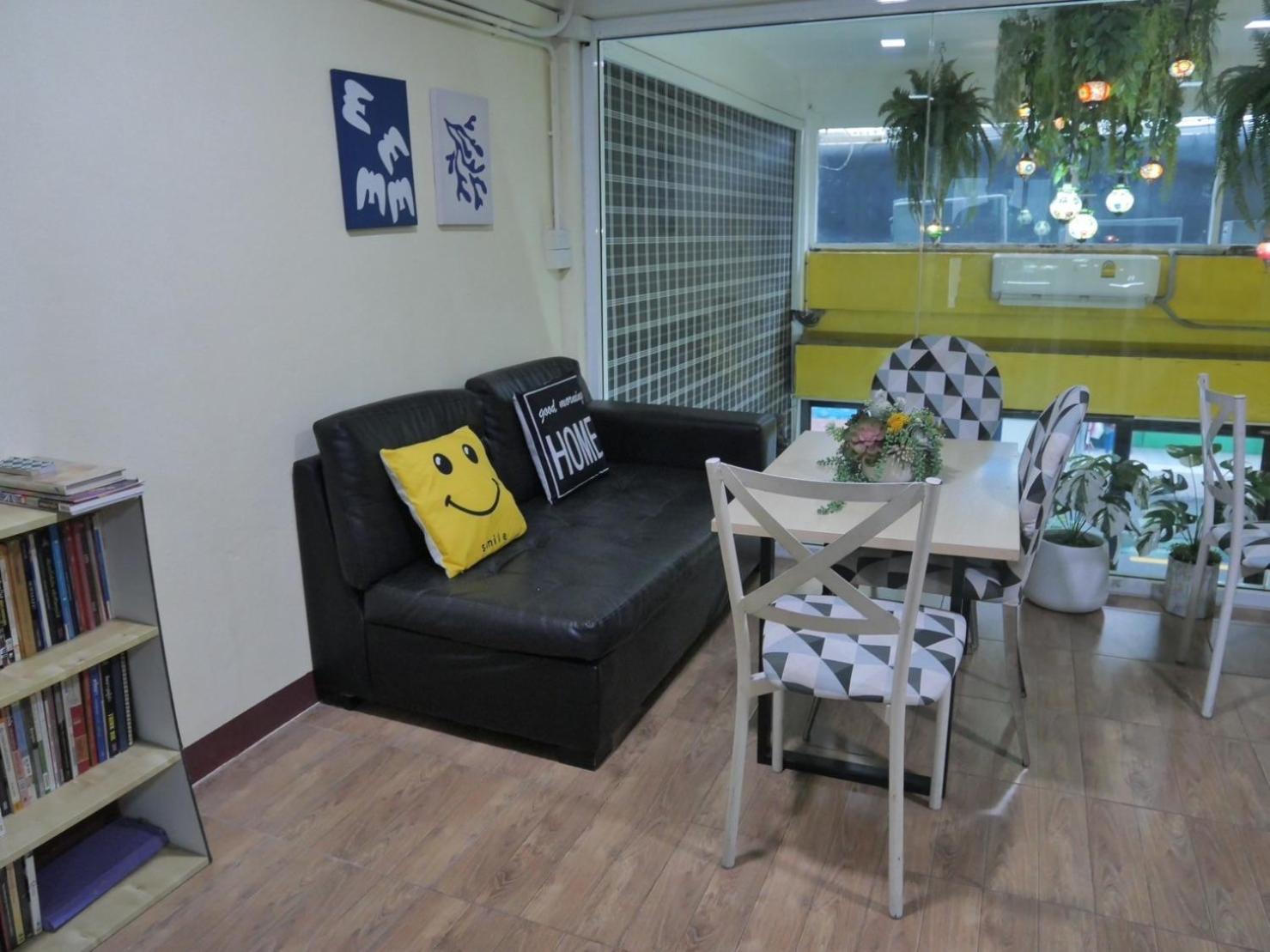 Ez Sleep @ Ratchada 19 Hostel Bangkok Luaran gambar